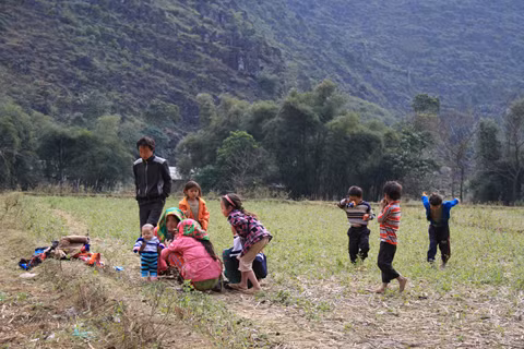 Các em nhỏ chơi đùa khi nắng lên. Ảnh: Trường Phong. 