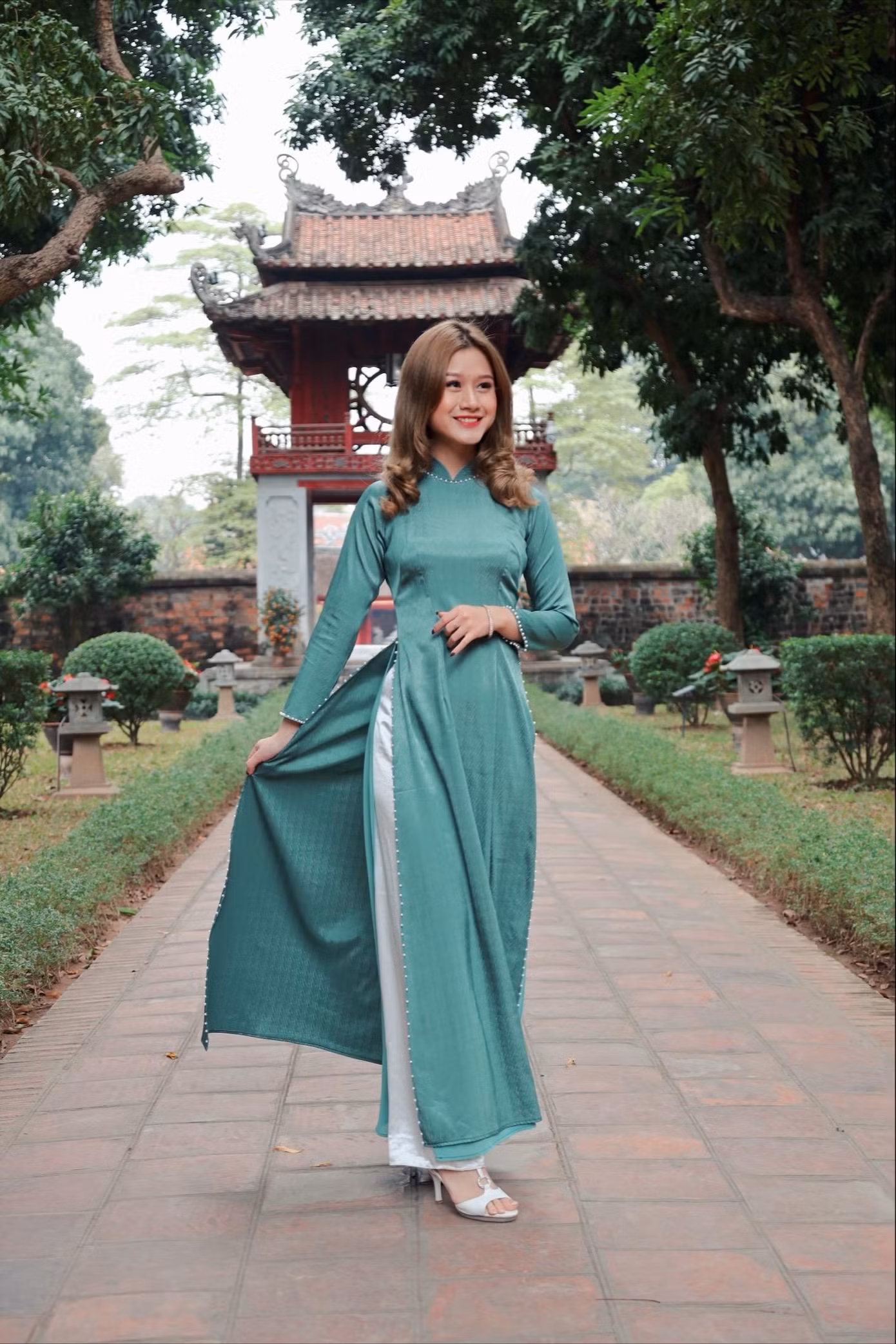 Đây hẳn là một "con nhà người ta" nữa khi vừa xinh đẹp lại còn giỏi giang. Đây hẳn là một "con nhà người ta" nữa khi vừa xinh đẹp lại còn giỏi giang.