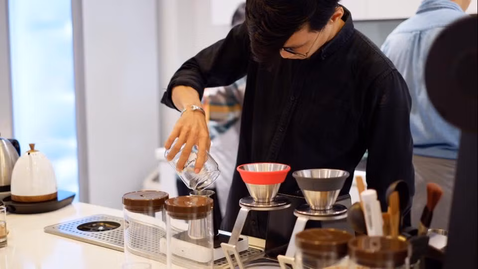 Nếu vẫn đang phân vân về các công việc làm thêm, các bạn sinh viên hoàn toàn có thể tham khảo các công việc trong lĩnh vực pha chế. Nếu vẫn đang phân vân về các công việc làm thêm, các bạn sinh viên hoàn toàn có thể tham khảo các công việc trong lĩnh vực pha chế.