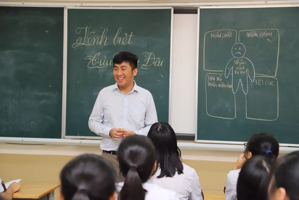 Thầy Duy cho rằng, việc nhầm lẫn giữa "văn mẫu" và "làm mẫu" đã khiến teen lạm dụng văn mẫu. Ảnh: Như Hùng. Thầy Duy cho rằng, việc nhầm lẫn giữa "văn mẫu" và "làm mẫu" đã khiến teen lạm dụng văn mẫu. Ảnh: Như Hùng.