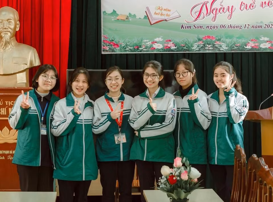 Cô bạn còn là "chủ tịch" của CLB Sao Khuê Kim Sơn A, chuyên tuyển chọn thí sinh tham gia thi Olympia cấp trường. Ảnh: CLB Sao Khuê Kim Sơn A