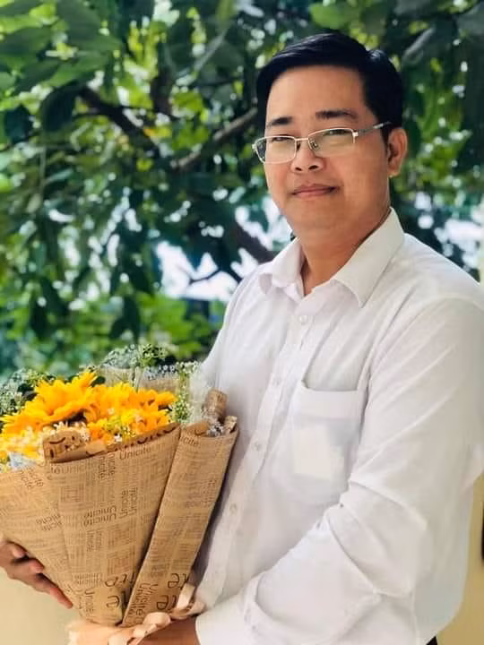 Thầy Đúng hy vọng, với chương trình học đang được đổi mới, teen sẽ có thể tự tin làm bài mà không cần đến văn mẫu. Ảnh: FBNV. Thầy Đúng hy vọng, với chương trình học đang được đổi mới, teen sẽ có thể tự tin làm bài mà không cần đến văn mẫu. Ảnh: FBNV.