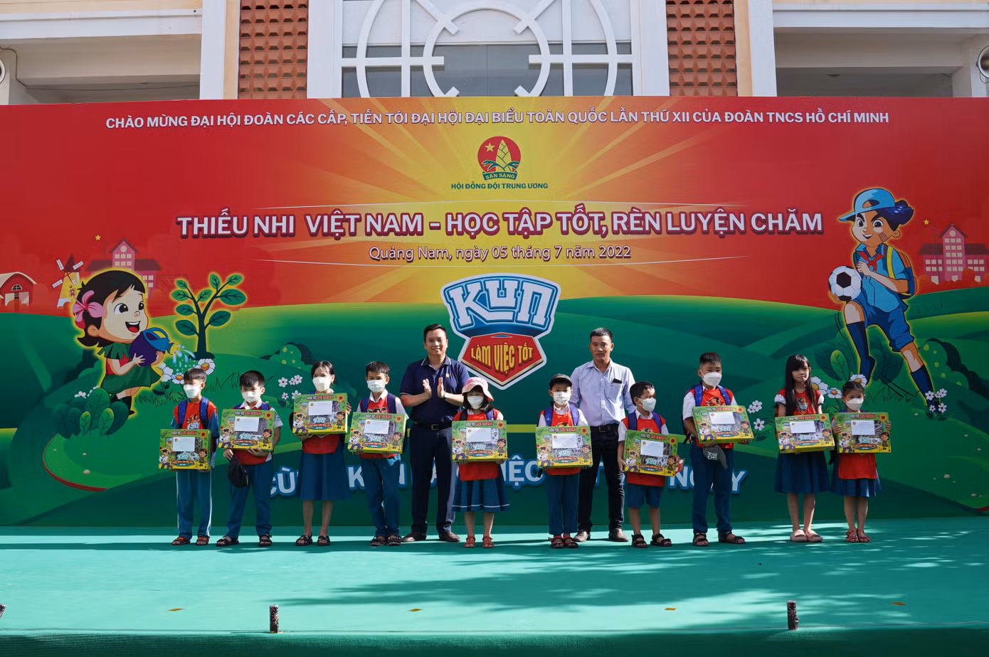Ban tổ chức tặng quà cho các em thiếu nhi Quảng Nam tham gia ngày hội