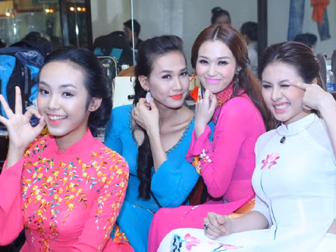 Các người đẹp nhí nhảnh trong hậu trường