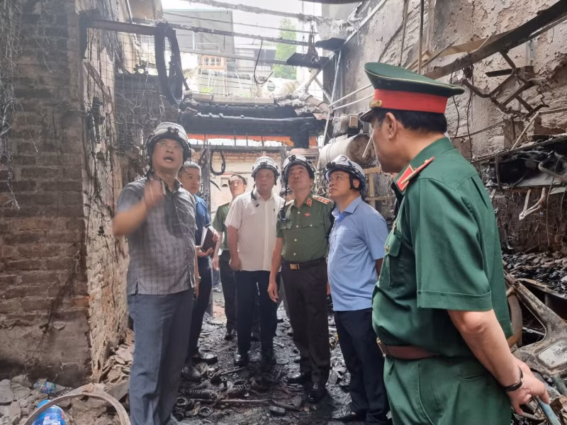 Lãnh đạo TP Hà Nội và lãnh đạo Bộ Công an đến hiện trường vụ cháy. Ảnh: Thanh Hà, Trường Phong Lãnh đạo TP Hà Nội và lãnh đạo Bộ Công an đến hiện trường vụ cháy. Ảnh: Thanh Hà, Trường Phong