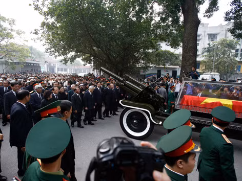 Lãnh đạo Đảng, Nhà nước và nhân dân cùng gia quyến tiễn đưa linh cữu Đại tướng. Ảnh: Như Ý