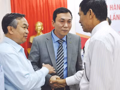 Với việc được giới thiệu cho nhiều vị trí khác nhau, nguyên TTK Trần Quốc Tuấn (giữa) có khả năng trúng cử ở cả hai vị trí quan trọng là Phó chủ tịch và TTK VFF. Ảnh: Quang Thắng