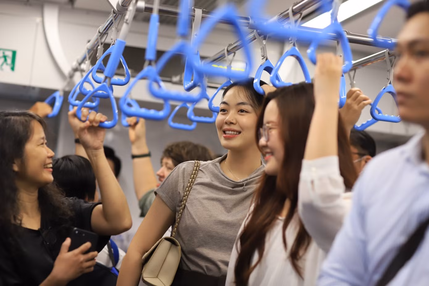 Sử dụng chỗ ngồi/ đứng hợp lý để không gây ảnh hưởng đến người đi chung trên chuyến tàu. Ảnh: HCMC Metro