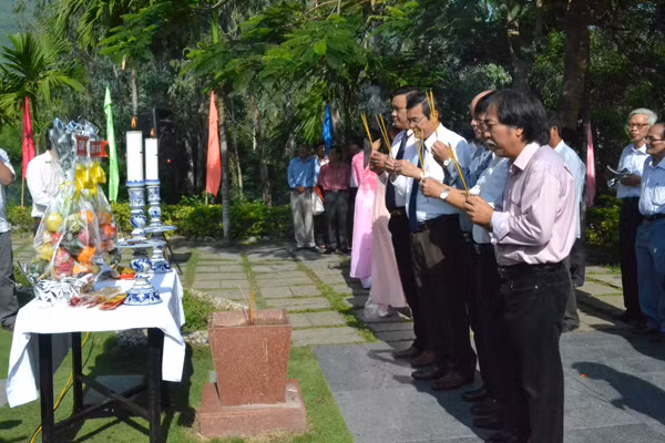 Đông đảo nhà thơ đến viếng mộ Hàn Mặc Tử
