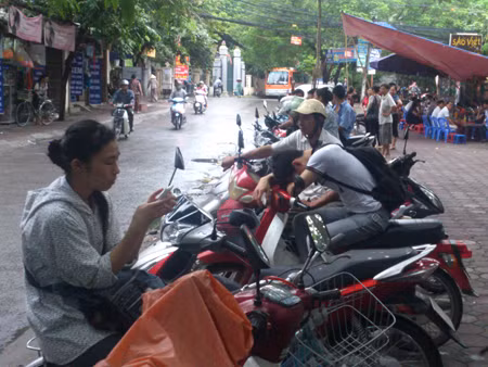 Đi sớm nên nhiều phụ huynh tranh thủ ngủ ngay trên xe. Đi sớm nên nhi