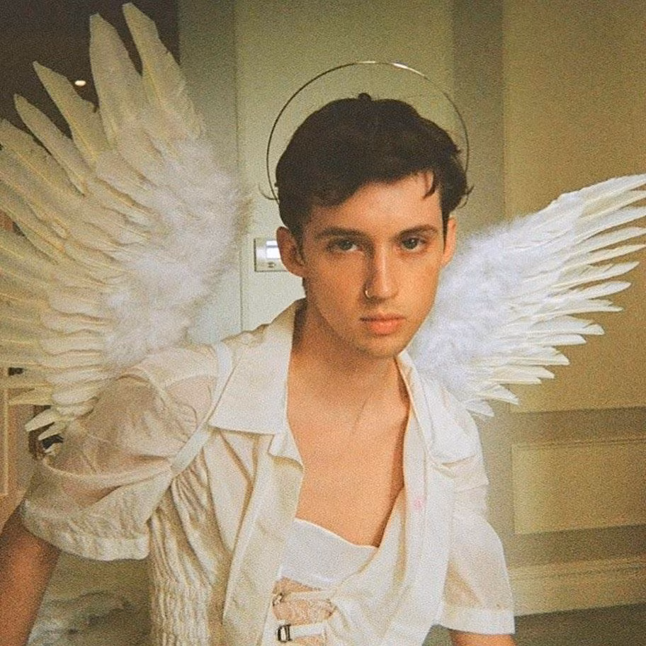 Troye Sivan tựa như một "thiên thần bé bỏng" trong lần trở lại này.
