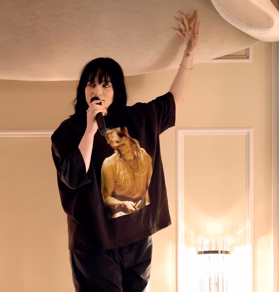 Hình ảnh của tay trống Taylor Hawkins xuất hiện trên áo của Billie Eilish. Hình ảnh của tay trống Taylor Hawkins xuất hiện trên áo của Billie Eilish.