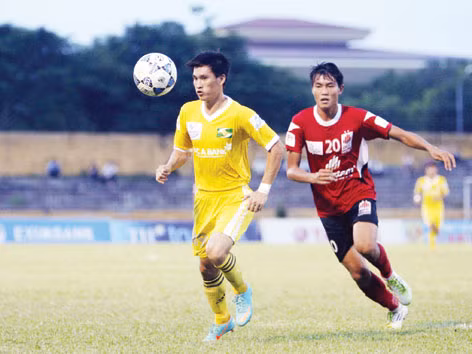 Trận thua 0-8 của ĐTLA (phải) trên sân Vinh ngày 30/6 được XMXT Sài Gòn lấy làm ví dụ cho luận điểm tố VFF, VPF thiếu công bằng. ảnh: VSI