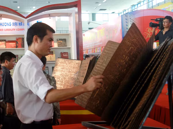 Cuốn sách thu hút nhiều người xem