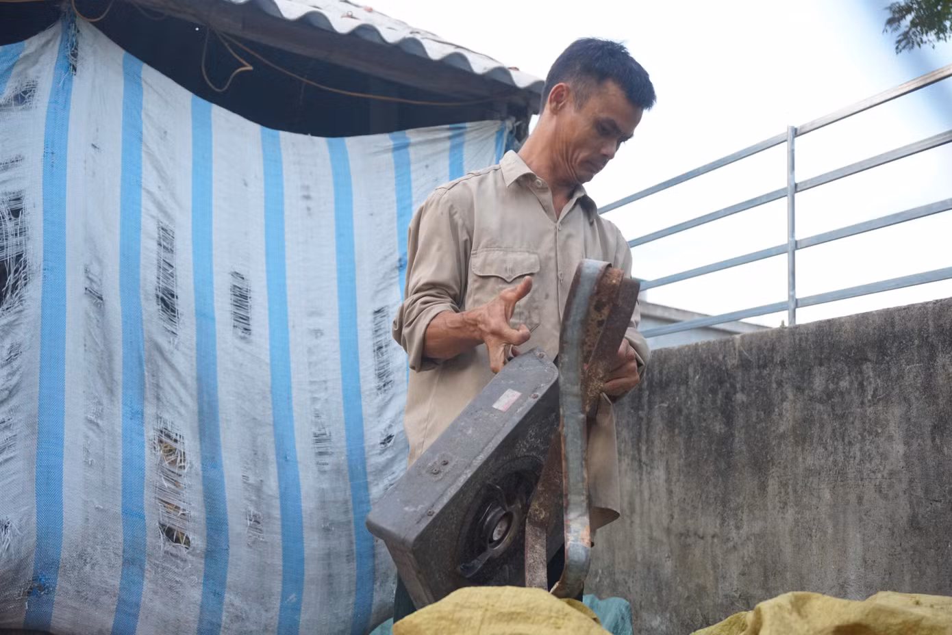 Ông bố tật nguyền nhặt ve chai rao bán nhà cho con học đại học ảnh 3