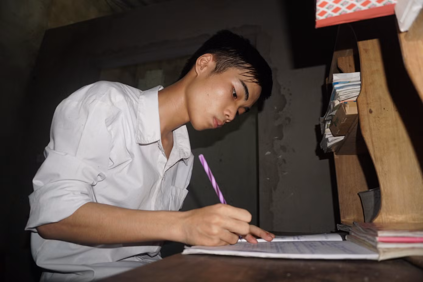 Ông bố tật nguyền nhặt ve chai rao bán nhà cho con học đại học ảnh 1