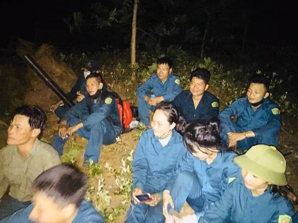 Xuyên đêm chống ‘giặc lửa’ ở Hà Tĩnh ảnh 3