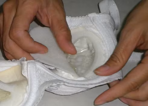 Áo ngực xuất xứ Trung Quốc có chứa "thuốc" lạ. Ảnh: Nguyễn Đông.