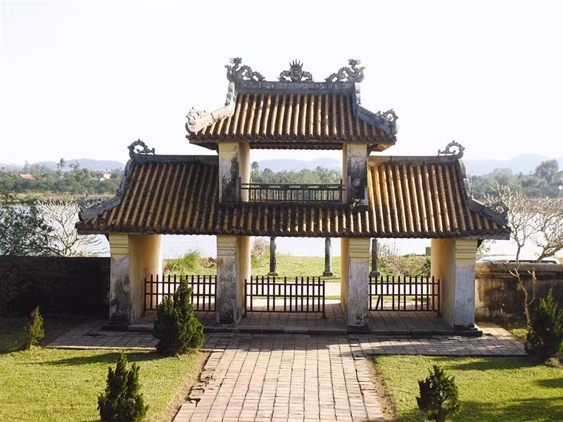 Văn Miếu Môn ở thượng nguồn sông Hương - Ảnh: T.Tùng