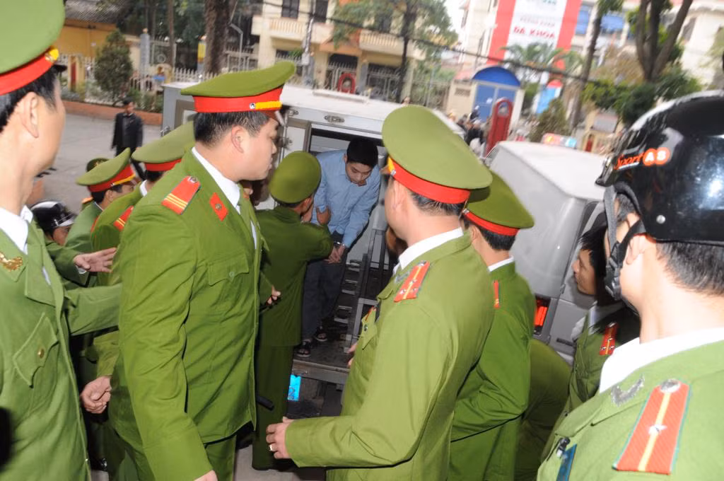 Lê Văn Luyện được áp giải đến Tòa án