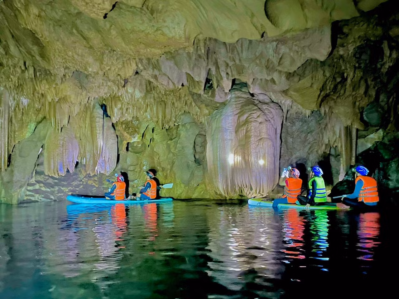 Có dòng suối ngầm chảy qua, suối bắt nguồn từ biên giới Việt - Lào đi qua bản Dốc Mây rồi chảy qua hang Sơn Nữ đến bản Đìu Đo cũ rồi hoà vào với suối Khe Cạc. Vị trí hang nằm tại tiểu khu 549 khoảnh 2 thuộc rừng BQL huyện Quảng Ninh.