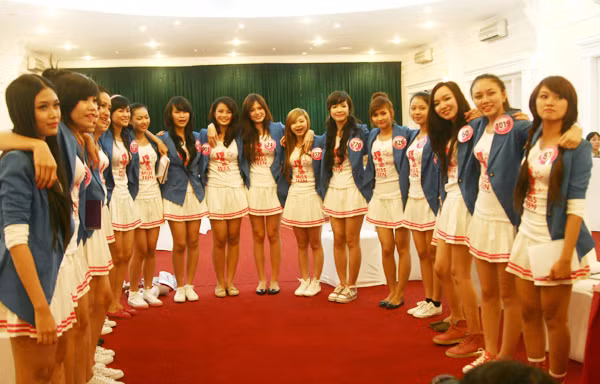 Miss teen trở thành ngôi nhà chung của các bạn trẻ. 20 thí sinh cùng hát bài “Ba ngọn nến lung linh’