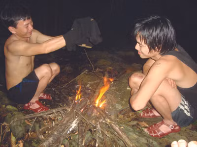 Tranh thủ sưởi ấm trong rừng