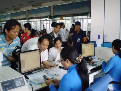 Hành khách mua vé tàu Tết tại Ga Sài Gòn. Ảnh: LT. Hành khách mua vé tàu Tết tại Ga Sài Gòn. Ảnh: LT