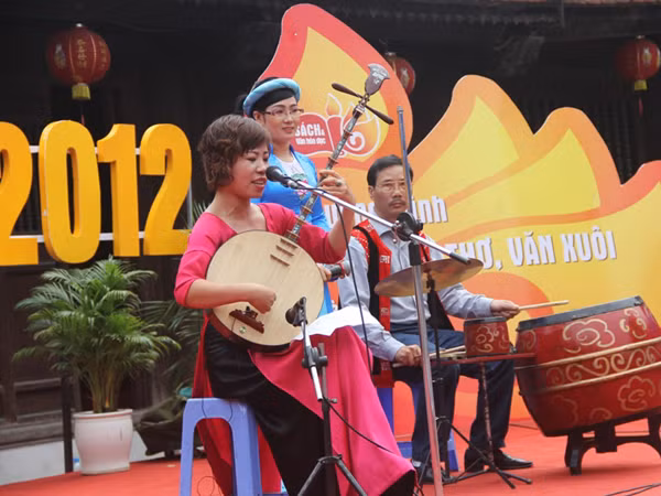 Thơ lục bát chuyển thành hát chầu văn Ảnh: T.Toan