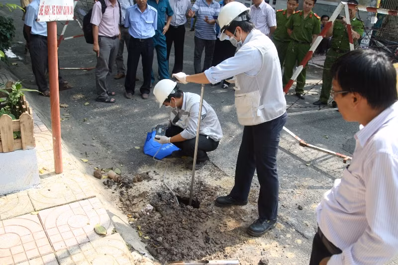 Mặt hố được đào để tiến hành khám nghiệm