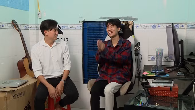 Hiếu Leblanc kể chuyện về nghề streamer ở góc làm việc của anh (Ảnh: GCTN). Hiếu Leblanc kể chuyện về nghề streamer ở góc làm việc của anh (Ảnh: GCTN).