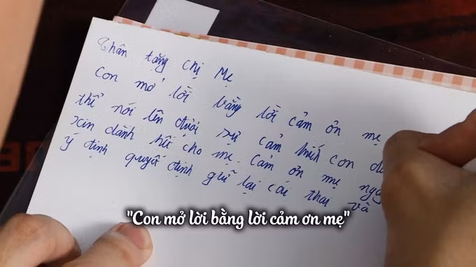 Hiếu viết thư cho mẹ (Ảnh: GCTN). Hiếu viết thư cho mẹ (Ảnh: GCTN).