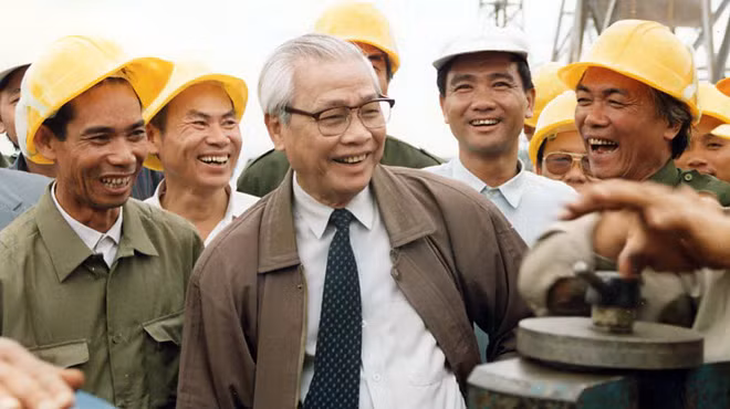 Cố Thủ tướng Võ Văn Kiệt và công nhân trên công trường xây dựng trạm biến thế 500kv Pleiku ngày 3-11-1993 - Ảnh: Nguyễn Công Thành (Tuổi Trẻ). Thủ tướng Võ Văn Kiệt và công nhân trên công trường xây dựng trạm biến thế 500kv Pleiku ngày 3-11-1993 - Ảnh: Nguyễn Công Thành (Tuổi Trẻ)