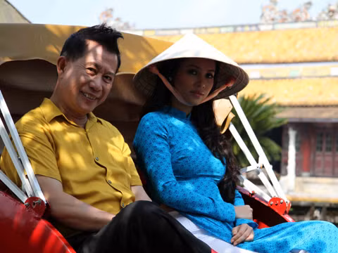 Ngày thứ hai tại Huế, Hoàng My và Mr. Yan đã thăm quan cung đình Huế để hiểu thêm lịch sử triều Nguyễn và thưởng thức ẩm thực cung đình