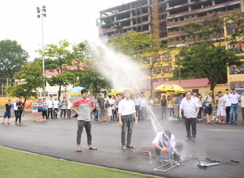Khi áp suất trong khoang nhiên liệu tăng lên, không khí đẩy nước phụt ra ngoài, như động cơ phản lực, và đẩy tên lửa bay lên không