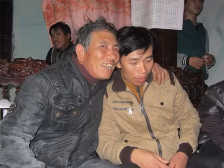 Chàng ngư dân may mắn bên cạnh bố. Chàng ngư dân may mắn bên cạnh bố