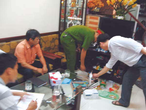 Theo TS Nguyễn Minh Phong, các vụ vỡ nợ tín dụng đen vẫn tiếp tục (trong ảnh khám xét nhà của chủ nợ Phạm Thị Chinh ở quận Cầu Giấy, Hà Nội. Ảnh: Lê Dương
