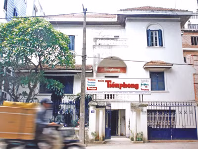 Tòa soạn 15 Hồ Xuân Hương năm 2002, trước khi xây lại. Ảnh: phạm yên 