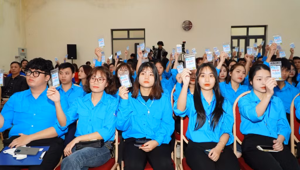 Các đại biểu giơ thẻ biểu quyết tại Đại hội Các đại biểu giơ thẻ biểu quyết tại Đại hội