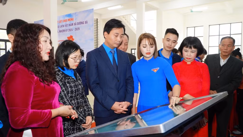 Các đại biểu tham quan công trình thanh niên: “Website quảng bá các sản phẩm OCOP của địa phương” ứng dụng công nghệ VR360 trong giới thiệu hình ảnh sản phẩm. Các đại biểu tham quan công trình thanh niên: “Website quảng bá các sản phẩm OCOP của địa phương” ứng dụng công nghệ VR360 trong giới thiệu hình ảnh sản phẩm.