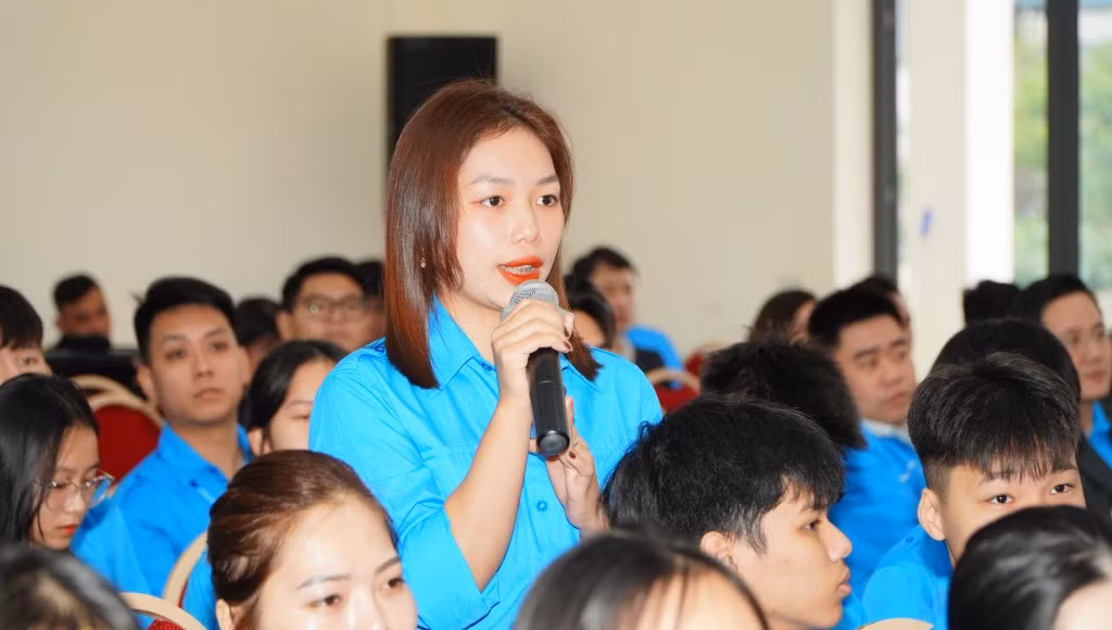 Các đại biểu trao đổi tại Đại hội Các đại biểu trao đổi tại Đại hội