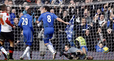 Pha dứt điểm nâng tỉ số lên 3-0 của Lampard.Ảnh: AP