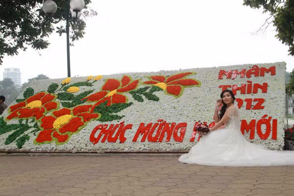 Những điểm trang trí ở Hồ Gươm cũng hút cả cô dâu tạo dáng