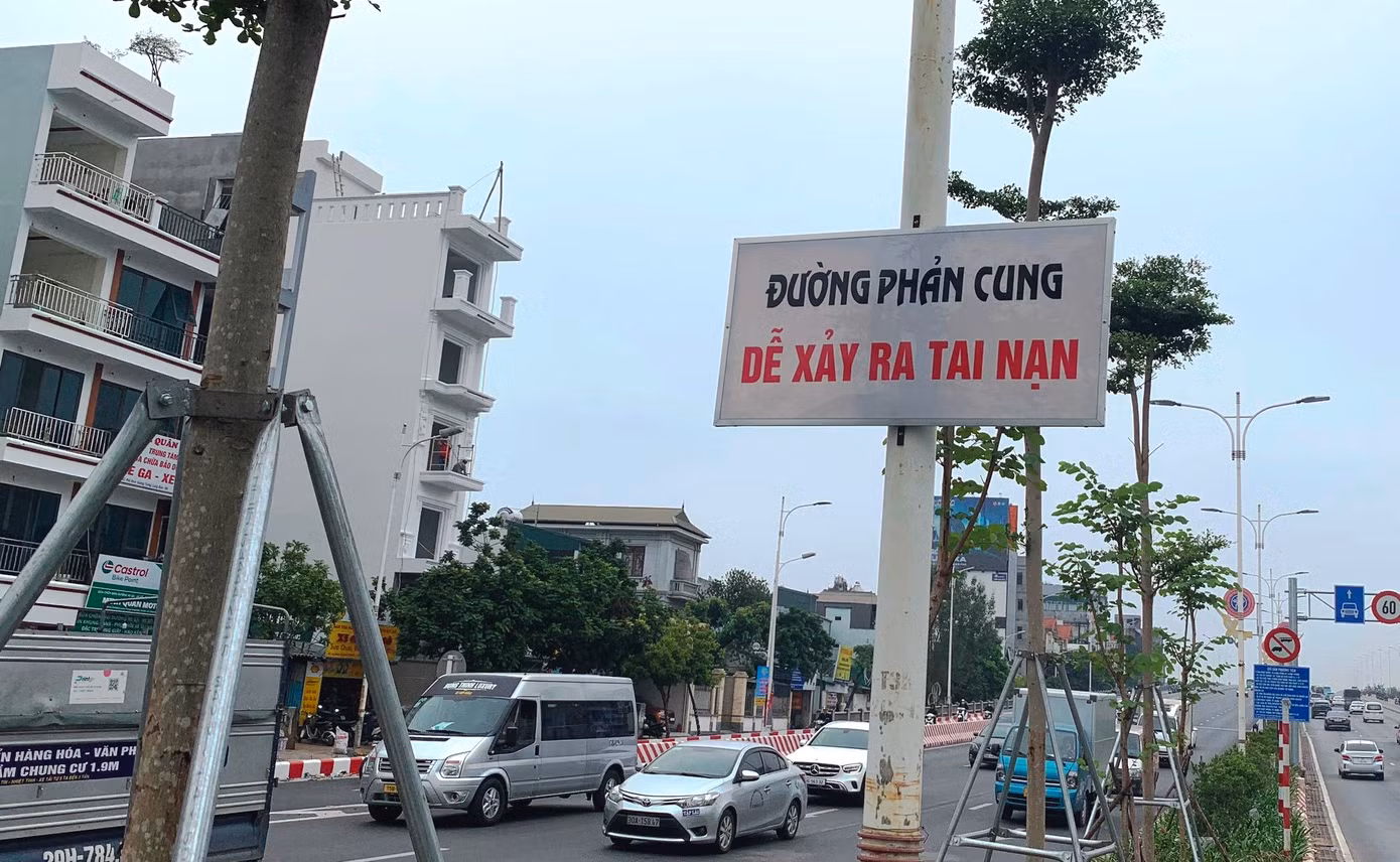 Biển cảnh báo người dân tự treo, gây sự chú ý của người đi đường. Biển cảnh báo người dân tự treo, gây sự chú ý của người đi đường.