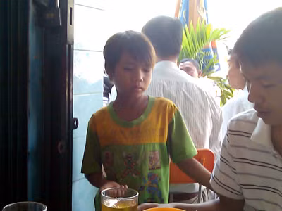 Bé trai này nài nỉ xin, nhưng chỉ nhận tiền, không nhận gì khác. Ảnh: Thu Dịu
