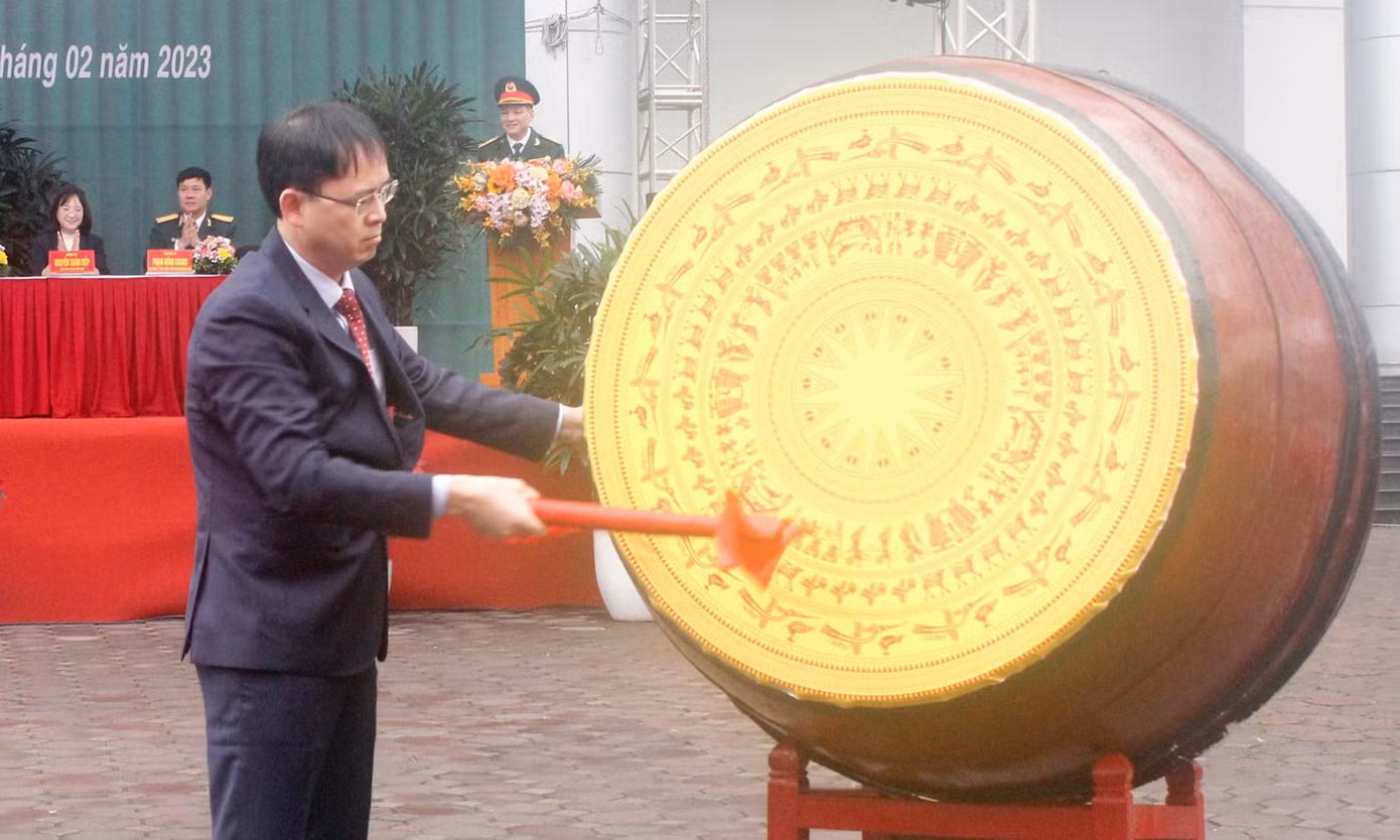 Tại buổi lễ, lãnh đạo quận Hai Bà Trưng đã thắp sáng ngọn lửa truyền thống và đánh trống lệnh giao quân; đề nghị các chiến sĩ tân binh phát huy truyền thống gia đình, truyền thống quê hương anh hùng nhanh chóng hòa nhập với môi trường mới, luôn đoàn kết, thương yêu, giúp đỡ lẫn nhau; tích cực học tập, tu dưỡng và rèn luyện đạo đức cách mạng, phẩm chất Bộ đội Cụ Hồ và phẩm chất người chiến sỹ Công an nhân dân tận trung với nước, tận hiếu với dân; luôn rèn luyện thể lực, nâng cao trình độ, năng lực, hoàn thành tốt chức trách, nhiệm vụ được giao. Tại buổi lễ, lãnh đạo quận Hai Bà Trưng đã thắp sáng ngọn lửa truyền thống và đánh trống lệnh giao quân; đề nghị các chiến sĩ tân binh phát huy truyền thống gia đình, truyền thống quê hương anh hùng nhanh chóng hòa nhập với môi trường mới, luôn đoàn kết, thương yêu, giúp đỡ lẫn nhau; tích cực học tập, tu dưỡng và rèn luyện đạo đức cách mạng, phẩm chất Bộ đội Cụ Hồ và phẩm chất người chiến sỹ Công an nhân dân tận trung với nước, tận hiếu với dân; luôn rèn luyện thể lực, nâng cao trình độ, năng lực, hoàn thành tốt chức trách, nhiệm vụ được giao.