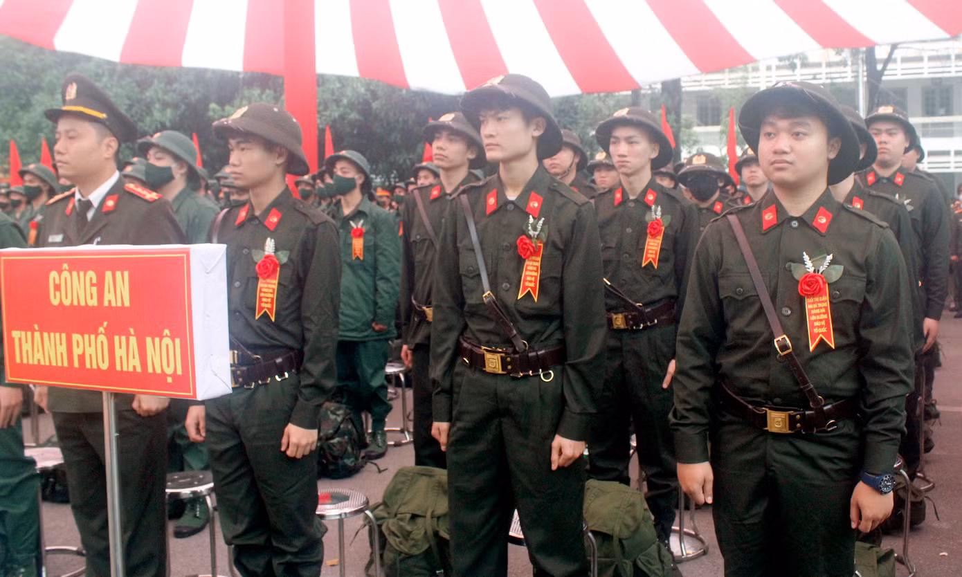 Theo Ban tổ chức, trên 50% nam thanh niên trúng tuyển nghĩa vụ năm 2023 có trình độ đại học, cao đẳng và trung học chuyên nghiệp, có phẩm chất đạo đức tốt, đây là nguồn được ưu tiên tuyển chọn, gọi công dân nhập ngũ vào đợt đầu năm 2023. Theo Ban tổ chức, trên 50% nam thanh niên trúng tuyển nghĩa vụ năm 2023 có trình độ đại học, cao đẳng và trung học chuyên nghiệp, có phẩm chất đạo đức tốt, đây là nguồn được ưu tiên tuyển chọn, gọi công dân nhập ngũ vào đợt đầu năm 2023.