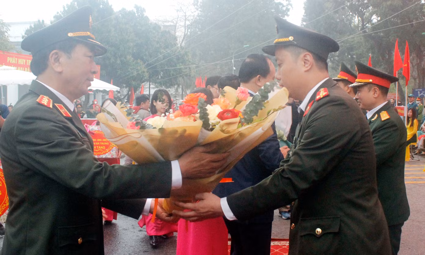 Đại biểu trao tặng quà, hoa tới đại diện các đơn vị tiếp nhận tân binh. Trong ảnh: Thượng tướng Trần Quốc Tỏ tặng hoa. Đại biểu trao tặng quà, hoa tới đại diện các đơn vị tiếp nhận tân binh. Trong ảnh: Thượng tướng Trần Quốc Tỏ tặng hoa.