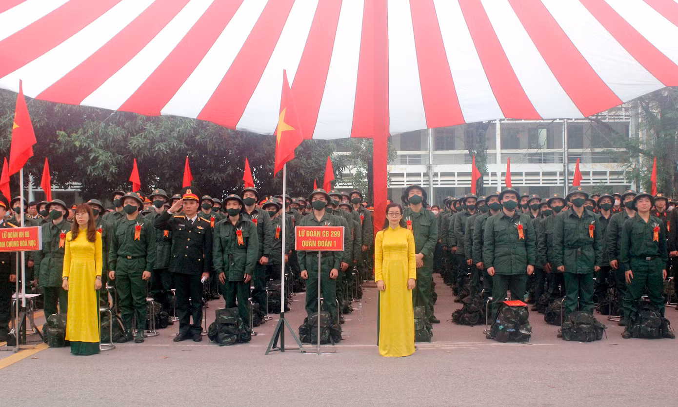 Dự lễ giao nhận quân năm 2023 có Thượng tướng Trần Quốc Tỏ - Ủy viên T.Ư Đảng, Thứ trưởng Bộ Công an; ông Nguyễn Ngọc Tuấn - Phó Bí thư Thành ủy, Chủ tịch HĐND Hà Nội; ông Nguyễn Văn Nam - Bí thư Quận ủy Hai Bà Trưng. Dự lễ giao nhận quân năm 2023 có Thượng tướng Trần Quốc Tỏ - Ủy viên T.Ư Đảng, Thứ trưởng Bộ Công an; ông Nguyễn Ngọc Tuấn - Phó Bí thư Thành ủy, Chủ tịch HĐND Hà Nội; ông Nguyễn Văn Nam - Bí thư Quận ủy Hai Bà Trưng.