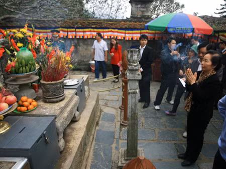 Phó Chủ tịch nước Nguyễn Thị Doan thắp hương tại chùa Đồng, Yên Tử